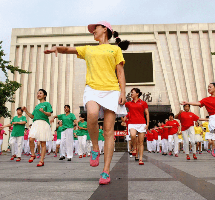 Read more about the article 广场舞下乡 全民嗨起来