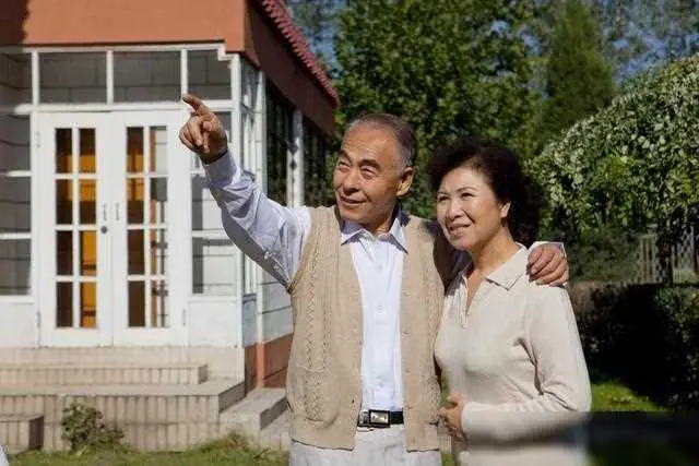 Read more about the article 56岁大妈：跳了半年交谊舞才明白 那些爱跳交谊舞的人是有原因的