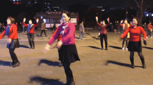 Read more about the article 每个想混吃等死的女生，都该跟杭州大妈去跳街舞
