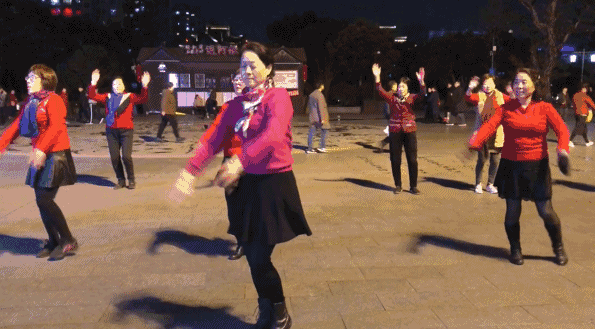 Read more about the article 每个想混吃等死的女生，都该跟杭州大妈去跳街舞