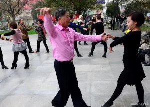 Read more about the article 大妈跳交谊舞彻夜未归，回家见满屋亲戚，大爷笑：商量离婚
