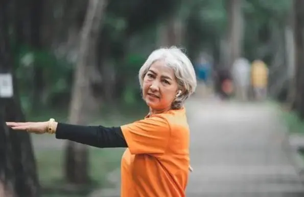 Read more about the article 58岁阿姨：跳了三个月交谊舞，才理解跳交谊舞人的真正动机