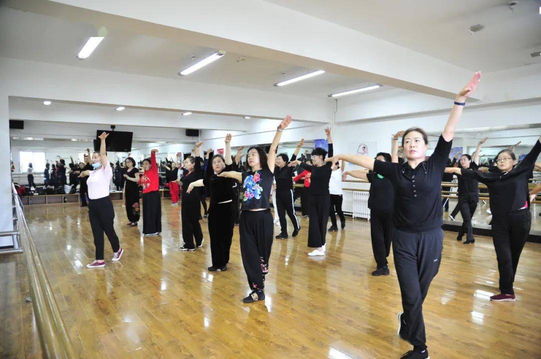 Read more about the article 运动有利于长寿，哪些运动更好？羽毛球、游泳、广场舞榜上有名 广场舞