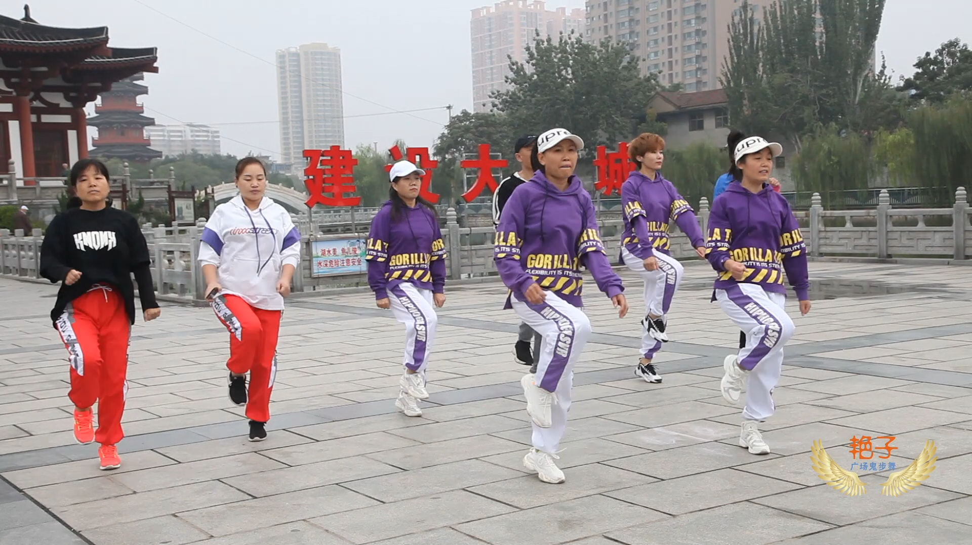 Read more about the article 跳广场舞的年轻人：打破刻板印象，这样跳其实还蛮“潮”