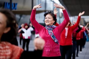 Read more about the article 为什么很多中年女性沉迷广场舞，纯粹锻炼身体？真的有很多猫腻？