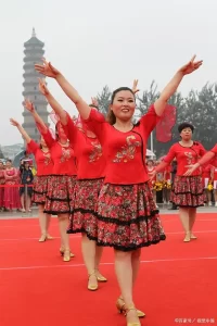 Read more about the article 广场舞新风尚：16步舞动魅力，一步一步慢动作解析