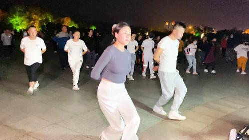 Read more about the article 美女和帅哥和舞友一起跳《你能不能不要离开我》32步，简单好看